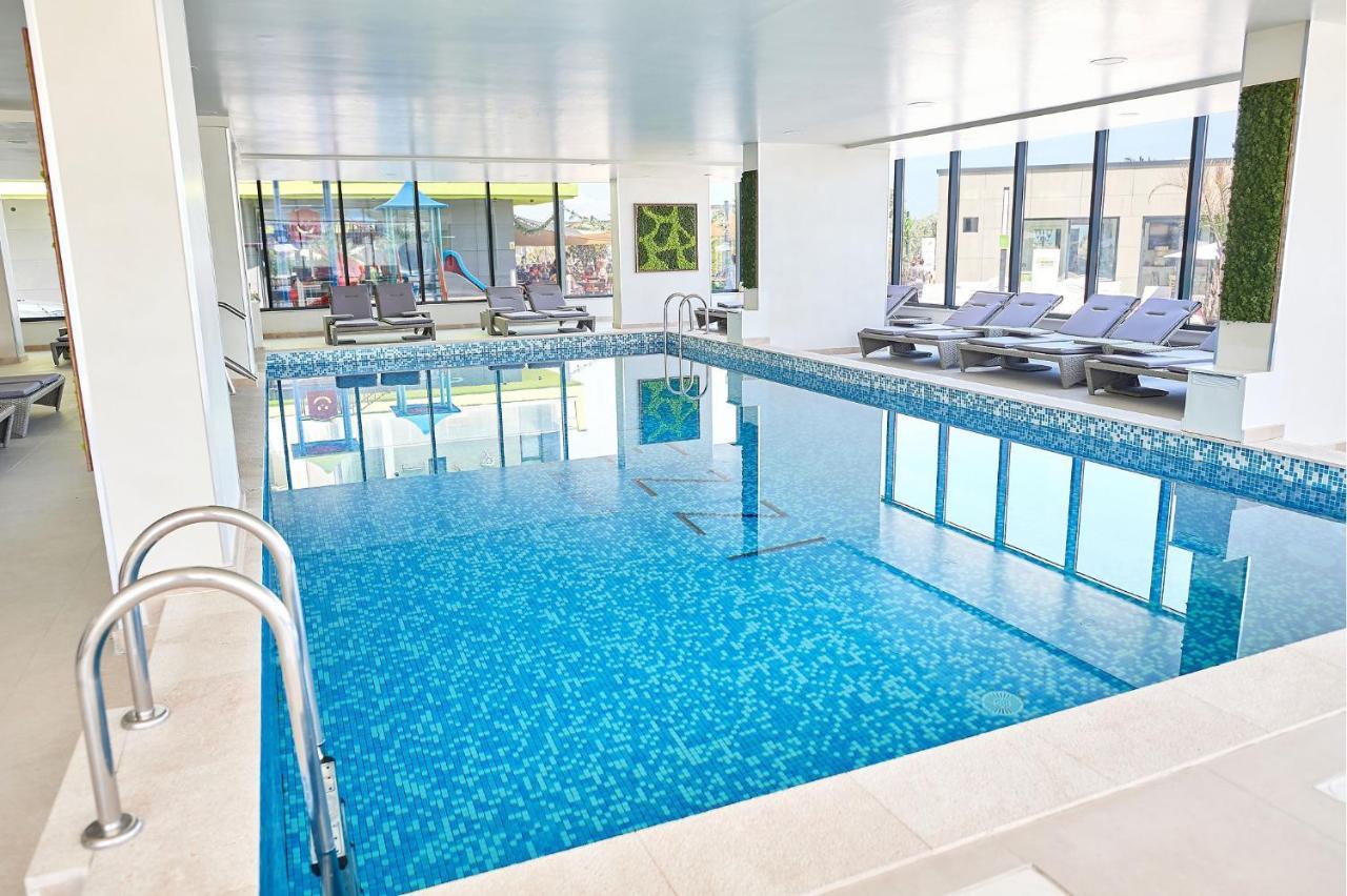 Vintage Breeze Apartment - Spa Pools Resort Mamaia Exteriör bild